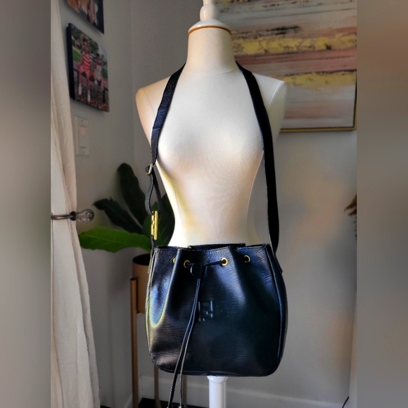 Fendi Handbags - Vintage FENDI black epi leather hobo bucket shoulder bag with drawstring and FF